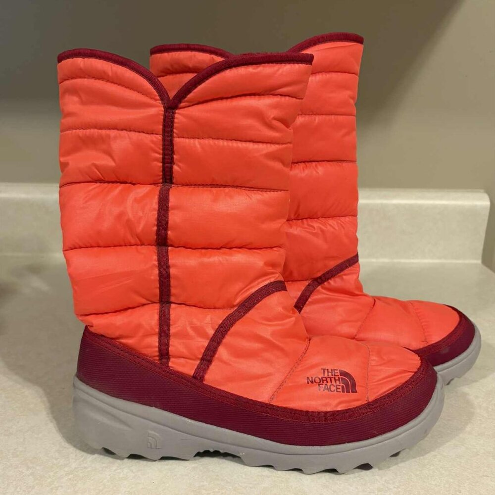 The North Face winter boots. Great condition. Kids size 5. Coral w/ burgundy.